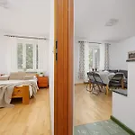 Family In With Desk And Bathtub By Renters Apartamento
