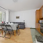 Family In With Desk And Bathtub By Renters * Varsóvia
