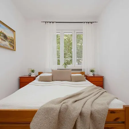 公寓 Family In With Desk And Bathtub By Renters