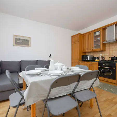 Family In With Desk And Bathtub By Renters 公寓 *