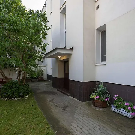 Family In With Desk And Bathtub By Renters 华沙