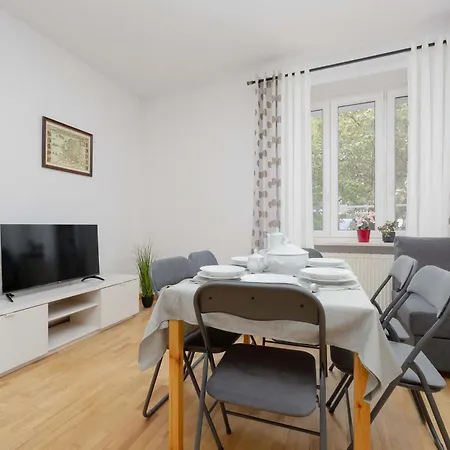 Family In With Desk And Bathtub By Renters Διαμέρισμα *