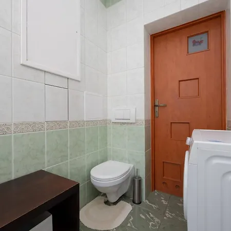 Family In With Desk And Bathtub By Renters Varsavia