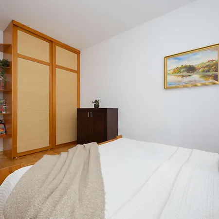 Family In With Desk And Bathtub By Renters Διαμέρισμα