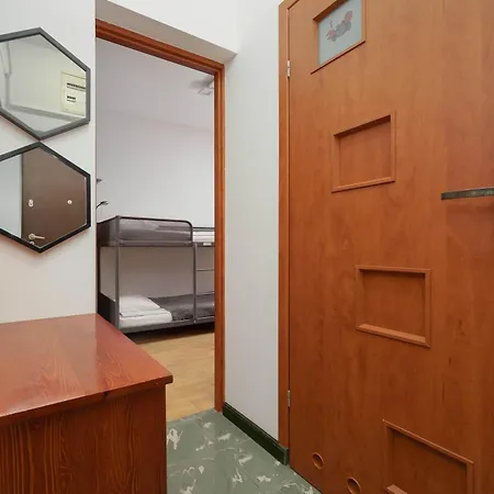 Family In With Desk And Bathtub By Renters * Βαρσοβία