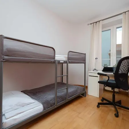 Family In With Desk And Bathtub By Renters Διαμέρισμα