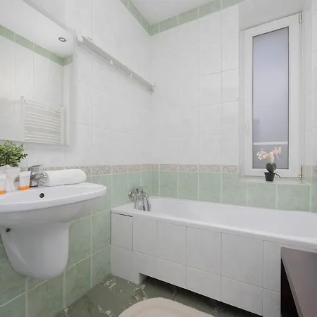 Family In With Desk And Bathtub By Renters Διαμέρισμα Βαρσοβία