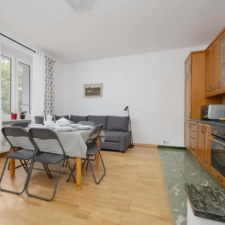 Family In With Desk And Bathtub By Renters * Varsavia