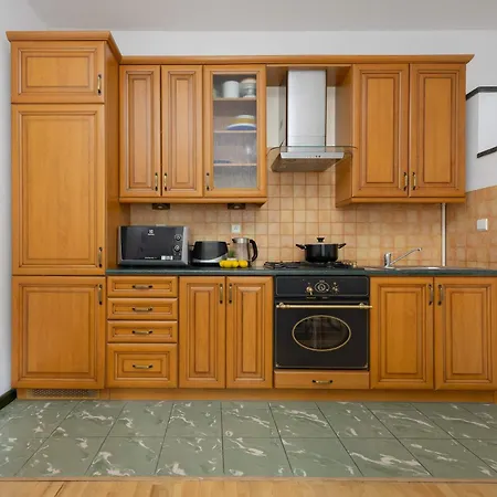 Family In With Desk And Bathtub By Renters Διαμέρισμα