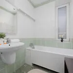 Family In With Desk And Bathtub By Renters شقة وارسو
