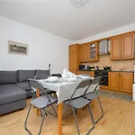 شقة Family In With Desk And Bathtub By Renters