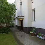 Family In With Desk And Bathtub By Renters وارسو
