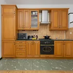 Family In With Desk And Bathtub By Renters شقة