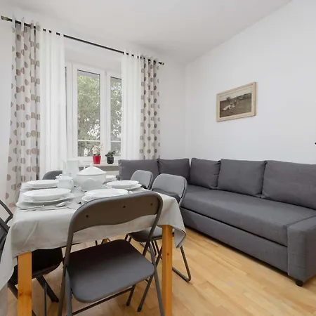 شقة Family In With Desk And Bathtub By Renters