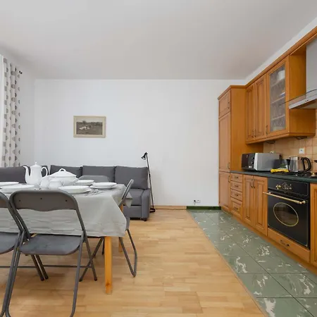 Family In With Desk And Bathtub By Renters وارسو